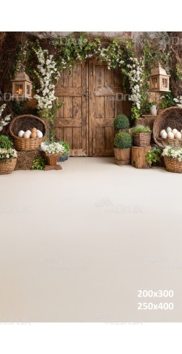 Tło fotograficzne „Wiosenne drewniane drzwi z wiklinowymi koszami i kwiatami” | E621